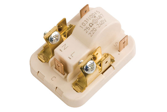 Замена пускозащитного реле холодильника в Кубинке